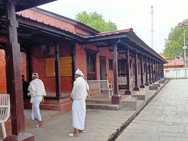याे कस्ताे न्याय ? काेराेनाबाट ज्यान गुमाउनेका आफन्तलाई पशुपतिमा किरिया घरकाे ढाेका बन्द
